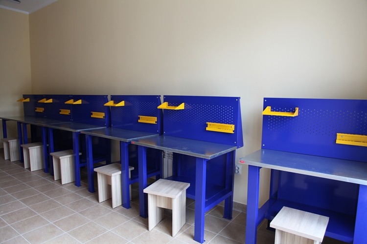 Верстак-стол бестумбовый ВП-1 с экраном купить в Котласе Верстак-стол бестумбовый ВП-1 с экраном купить в Котласе